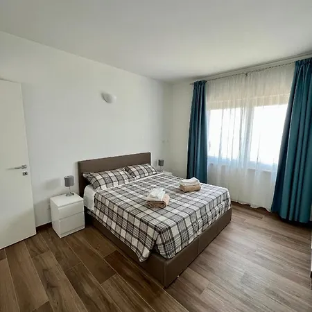 Paola Suites & *
